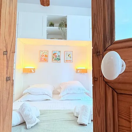 Newly Renovated Gem, Old Apartment *