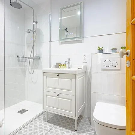 Apartment Newly Renovated Gem, Old *