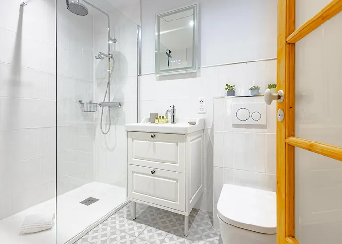 Apartment Newly Renovated Gem, Old *